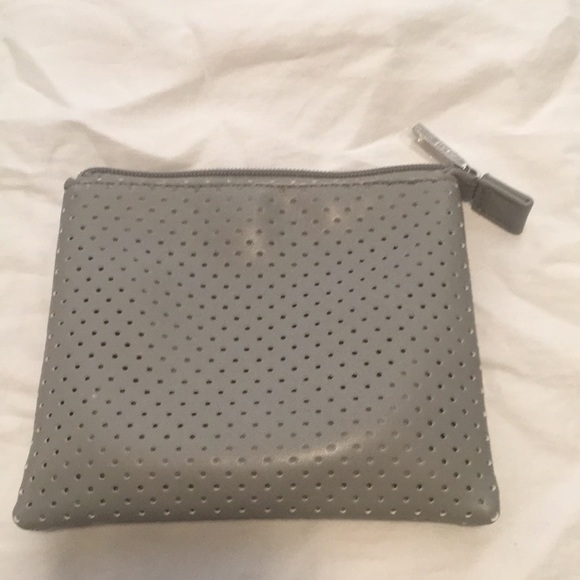 Honest beauty zippered pouch - Picture 2 of 9